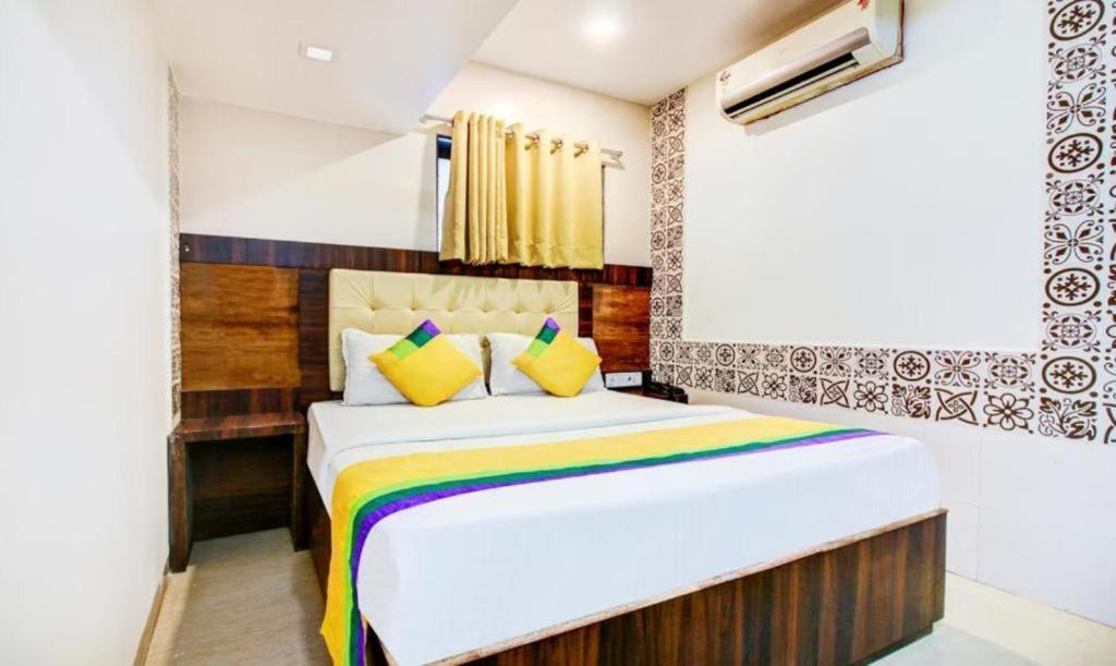 Отель Kalpana Residency - Near Us Embassy Мумбаи Экстерьер фото