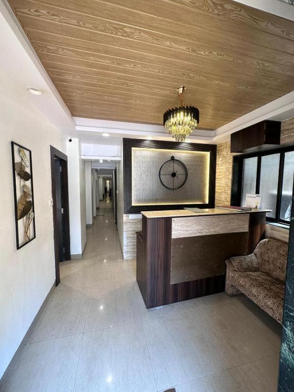 Отель Kalpana Residency - Near Us Embassy Мумбаи Экстерьер фото
