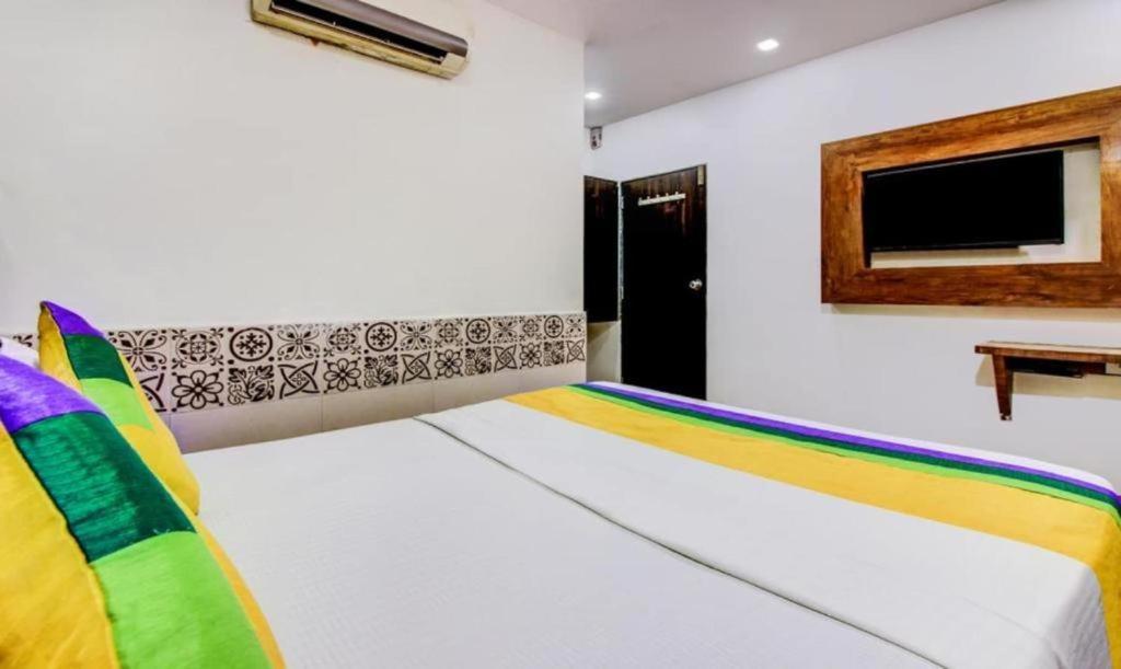 Отель Kalpana Residency - Near Us Embassy Мумбаи Экстерьер фото