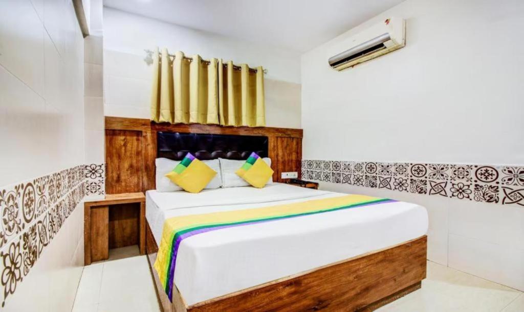 Отель Kalpana Residency - Near Us Embassy Мумбаи Экстерьер фото