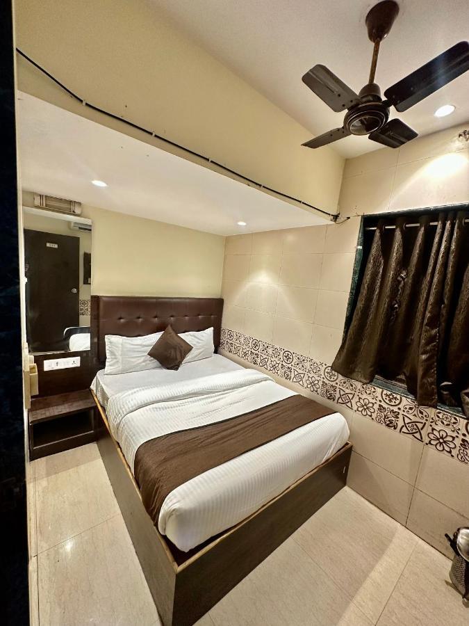 Отель Kalpana Residency - Near Us Embassy Мумбаи Экстерьер фото