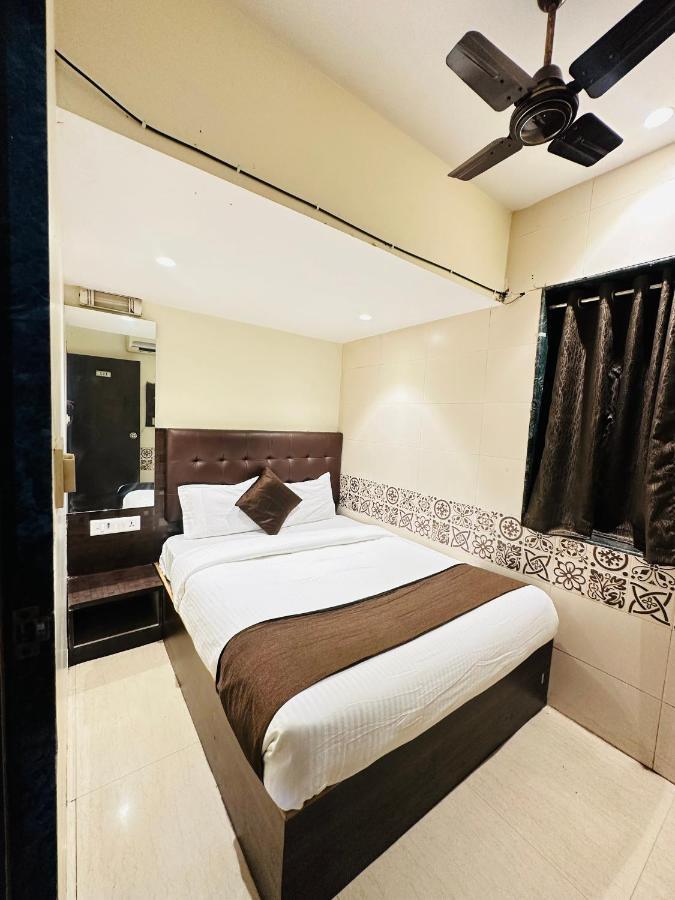 Отель Kalpana Residency - Near Us Embassy Мумбаи Экстерьер фото